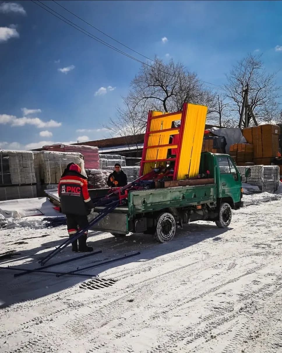 🚀 Отгружаем в стандартном темпе! 🏗️  Только что отправили очередную вышку тура для наших клиентов. Надежно, оперативно и с заботой о каждом заказе! 💪    В наличии есть вышки разных размеров: 1. 0.7*1.6 м 2. 1.2*2.0 м 3. 2.0*2.0 м